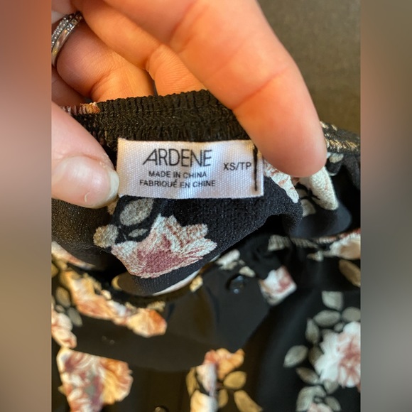 Cropped Floral Blouse - Picture 2 of 5